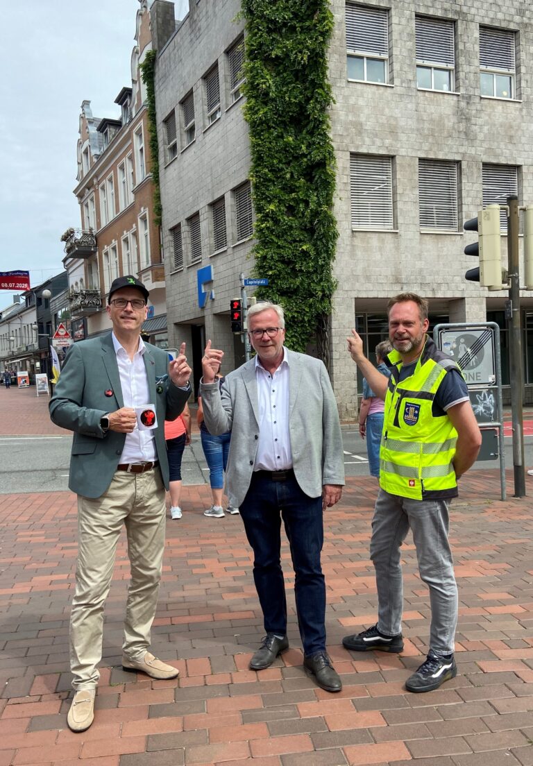 Wikinger zeigt jetzt den Weg – Schleswig weiht neue Wikingerampel am Capitolplatz ein