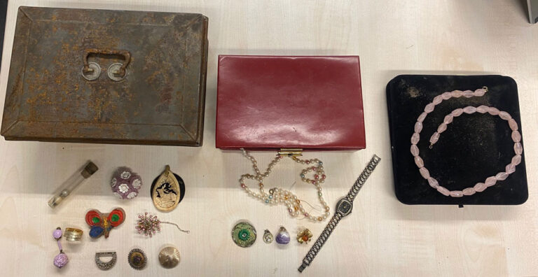 Schleswig: Polizei sucht Eigentümer von gefundenem Schmuck