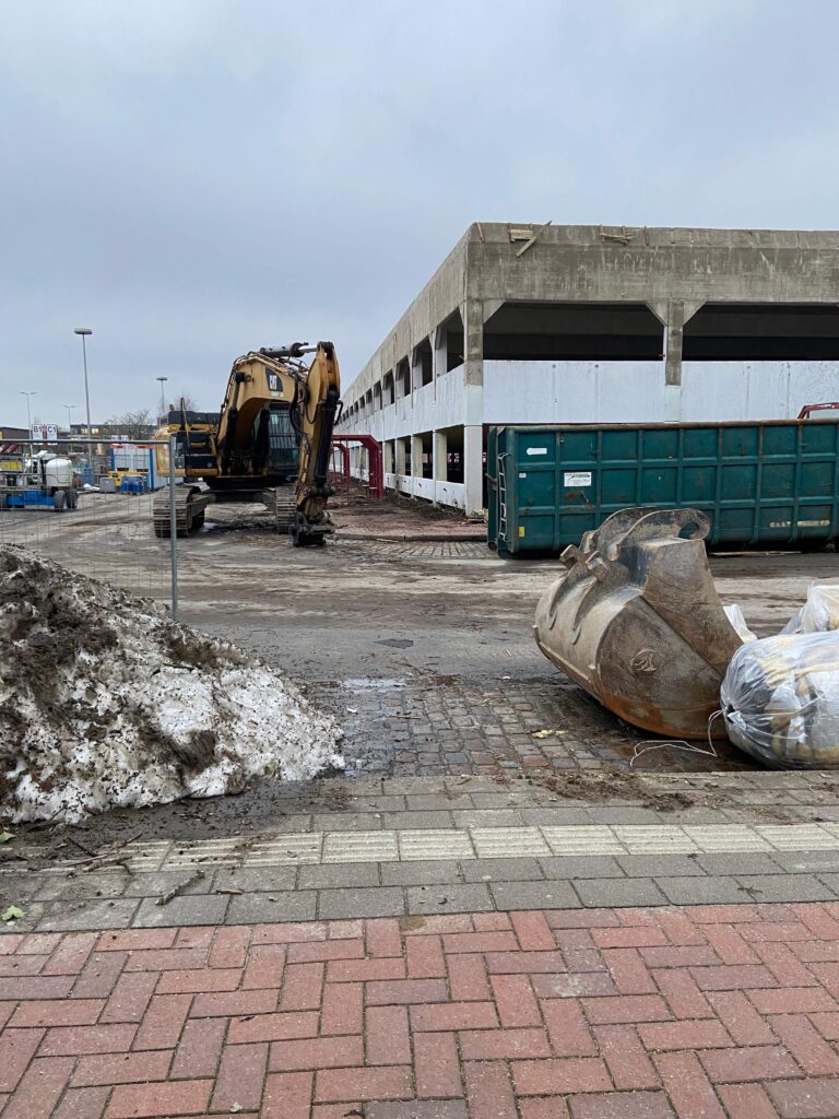 50-Tonnen-Bagger startet Abbruch am Parkhaus in Schleswig
