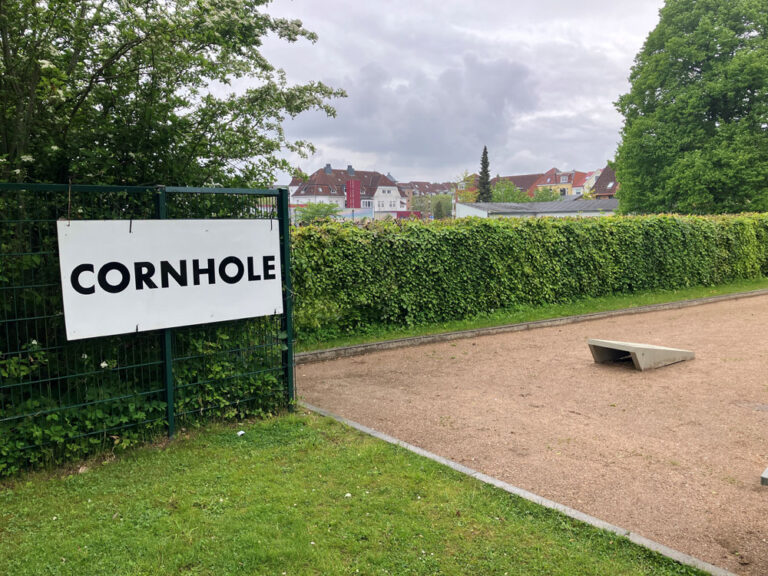 Neues Freizeitangebot auf den Königswiesen: Cornhole-Anlage lädt zum Mitspielen ein