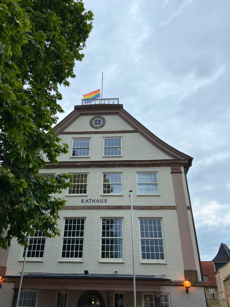 Stadt Schleswig setzt mit Regenbogenflagge auf Halbmast Zeichen der Trauer und Solidarität